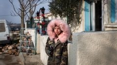 La cité d'espérance, Berriac, 22 mars 2018. Maeva, 13 ans, en face de chez elle à la cité d'espérance. Elle a son radio à la main et elle écoute  Kenji, le chanteur gitan, à longeur de la journée.