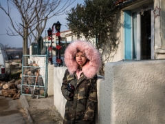 La cité d'espérance, Berriac, 22 mars 2018. Maeva, 13 ans, en face de chez elle à la cité d'espérance. Elle a son radio à la main et elle écoute  Kenji, le chanteur gitan, à longeur de la journée.