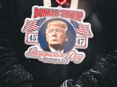 Dimanche, 19 janvier 2025, les partisans de Donald Trump ont commencé à patienter dans la file d’attente de son “meeting de la victoire” au stade Capital Arena dès les premières heures du jour.